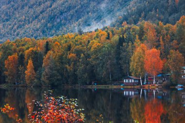 Alaska 'da sonbahar boyunca kır evlerinde ve kulübelerde