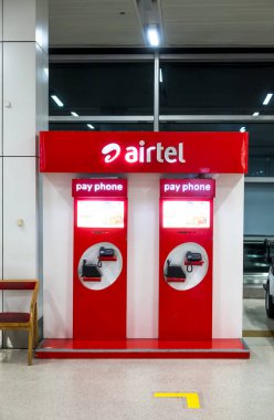 Yeni Delhi, INDIA - 20 Haziran 2025: Bharti Airtel 'in Delhi, Hindistan' daki uluslararası Indira Gandhi havaalanındaki kablosuz telefon kulübesi. Hindistan 'da çok uluslu bir telekomünikasyon şirketi. .