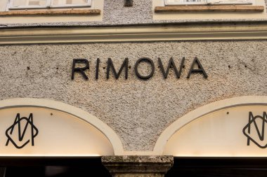 Salzburg, Avusturya - 16 Ekim 2023: Rimowa lüks bavul marka perakende satış mağazası Salzburg, Avusturya.