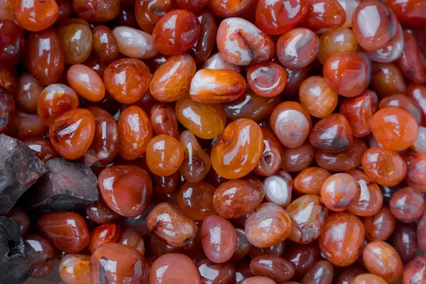 Arkaplan kullanımı için el yapımı Doğal Carnelian Tumled taşları.