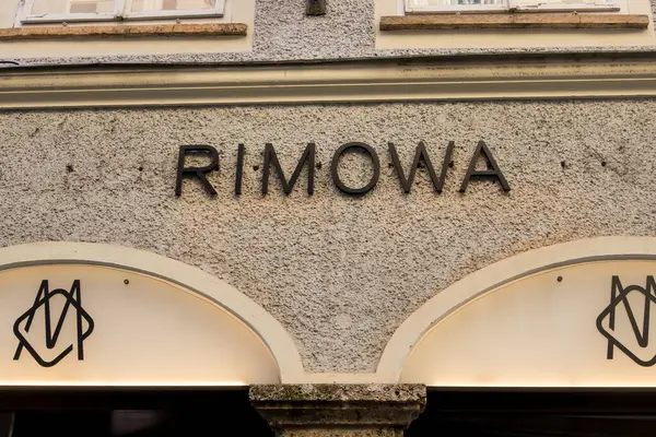 Salzburg, Avusturya - 16 Ekim 2023: Rimowa lüks bavul marka perakende satış mağazası Salzburg, Avusturya.