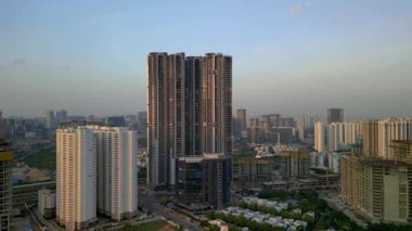 Hyderabad, INDIA - 21 Haziran 2025: Hyderabad şehrinin dış çevre yolu boyunca yeni inşa edilmiş gökdelenleri ile havadan görünüşü Hindistan 'ın Haydarabad şehrinde inşa edilmiş tüm Güney Hindistan' daki en yüksek binalardır.. 
