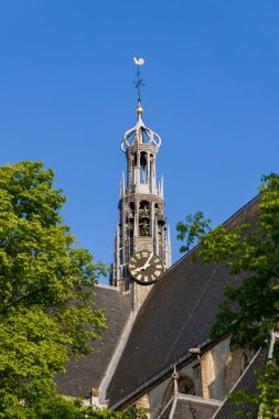 Grote Sint Laurenskerk 'in uzun çan kulesi, 15. yüzyılda Hollanda' nın Alkmaar kentindeki eski Protestan kilisesi.