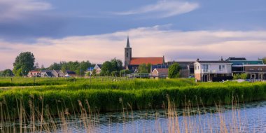 Hollanda 'daki Schermerhorn köyünün manzara manzarası Alacakaranlık sırasında panoramik manzara.