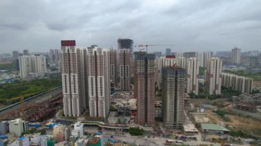 Hyderabad, INDIA - 23 Haziran 2025: Narsingi yakınlarındaki Hyderabad kentinin havadan görünüşü, Hyderabad, Telangana, Hindistan 'daki yüksek binaların inşaatı.