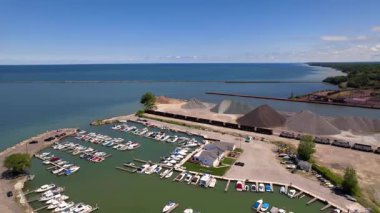 Conneaut, Ohio, ABD, 25 Temmuz 2022: Conneaut Lake Erie ve Conneaut City Marina 'nın havadan görünüşü, Conneaut Creek' in ağzında yer almaktadır.