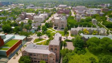 11 Temmuz 2022 'de Michigan Üniversitesi kampüsünün hava görüntüsü sürekli olarak Kuzey Amerika' nın en iyi devlet üniversitelerinden biri olarak sıralanmıştır. Ann Arbor, Michigan.