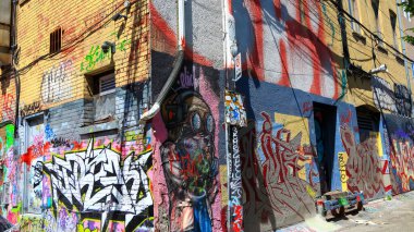 TORONTO, Kanada - 22 Haziran. Kanada 'daki Graffiti sokağı Toronto' daki eski binanın duvarlarında grafiti sanat eseri var. Son zamanlarda popüler bir turizm merkezi haline geldi..