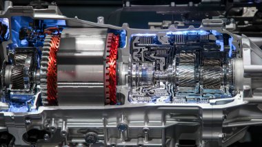 Ekranda iç yanmalı motor iletimi bölümsel görünümü.