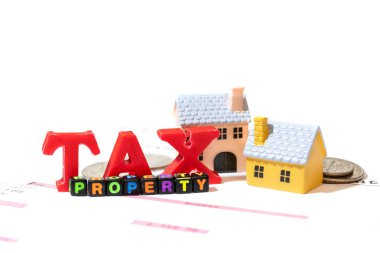 Yıllık belediye mülkiyet vergilerinin hesaplanması ve kurulmuş formların dosyalanması kavramı.