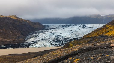 Güney İzlanda 'daki büyük Svinafellsjokull buzulunun bahar zamanı manzarası.