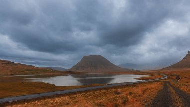 Batı İzlanda 'daki Kirkjufell Dağı' nın kara bulutlu manzarası..