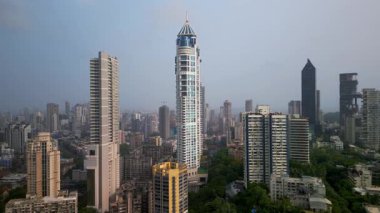 Mumbai, INDIA - 24 Haziran 2025: İmparatorluğun Aerial view of the Imperial Mumbai, Hindistan 'ın milyarderler sırasındaki ikiz gökdelen kompleksi.