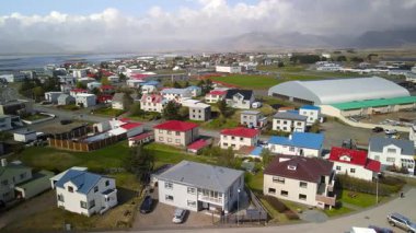 Hofn, İzlanda - 5 Haziran 2021 İzlanda 'nın az sayıdaki doğal limanından biri olan İzlanda' nın güneydoğusundaki Hofn kasabasının havadan görünüşü.