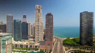 Chicago, Illinois, ABD -19 Haziran 2023: Chicago şehir merkezindeki yüksek binaların havadan görünüşü Michigan Gölü ve Chicago nehri boyunca.