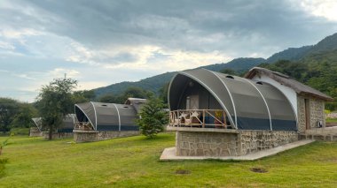 Arusha, Tanzanya - 15 Aralık 2025: Tanzanya, Afrika 'daki Manyara Gölü yakınlarındaki lüks orman tatil köyü kampı.