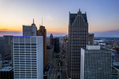 Detroit, MI USA - 15 Nisan 2023: Üçüncü Banka ve Ally Bank 'ın havadan görüşü, Detroit şehir merkezindeki finans şirketleri.