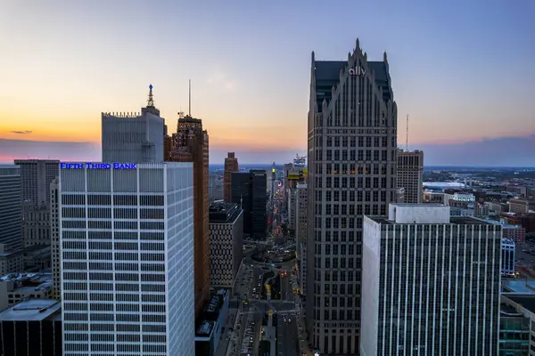 Detroit, MI USA - 15 Nisan 2023: Üçüncü Banka ve Ally Bank 'ın havadan görüşü, Detroit şehir merkezindeki finans şirketleri.