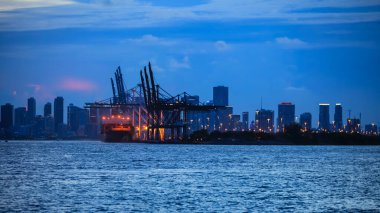 Mavi saat boyunca Miami, Florida 'daki vinç ve konteyner terminali..