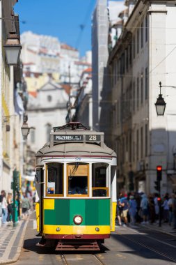 Klasik turistik yeşil tramvay yolu 28 Lizbon, Portekiz sokaklarında gidiyor..