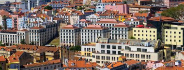 Lizbon şehir manzarasının panoramik manzarası Martim Moniz Meydanı, Portekiz 'de kırmızı çatılı Budlings, güneşli bir günde