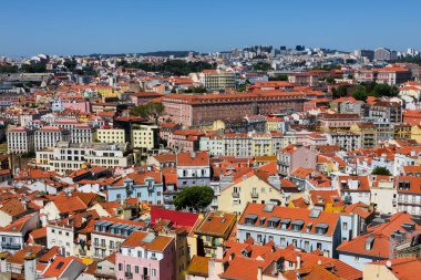 Güneşli bir günde Portekiz 'deki Lizbon şehir manzarasına panoramik kuşlar bakıyor.