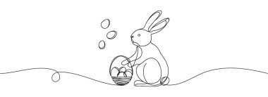 Renkli yumurtalar çizilmiş Paskalya tavşanı..