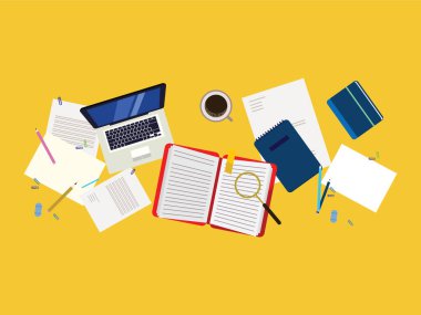 İş yeri Masaüstü arkaplanı. Masanın, dizüstü bilgisayarın, klasörün, belgelerin, not defterinin, kartvizitin, çantanın, takvim saatinin, kahve saatinin, pasaporttaki buruşuk kâğıdın üst görüntüsü