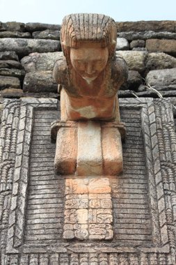 Meksika, Chiapas 'taki Tonina arkeoloji sahasının balo sahasını süsleyen Maya heykeli.