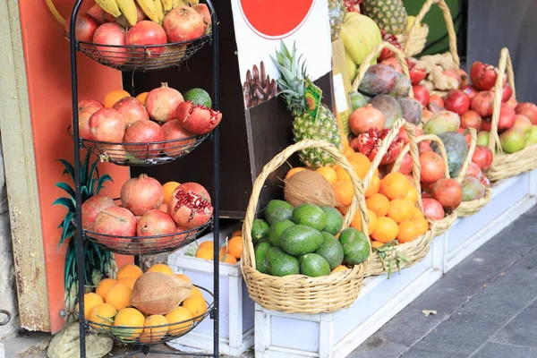 Sok Különböző Trópusi Gyümölcs Egy Piaci Standon — Stock Fotó