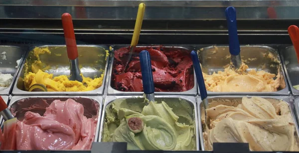 不同口味的冰淇淋店 — 图库照片