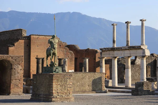 Estatua Centauro Foro Cívico Pompeya Con Columnas Fondo Excavadas Después —  Fotos de Stock