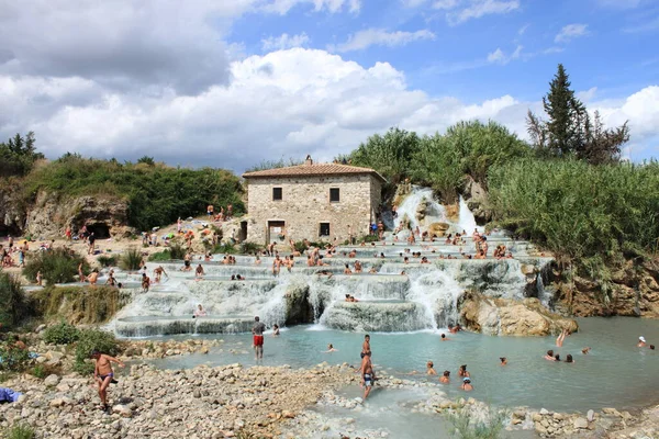 2013年8月2日 人々はサトニアで天然温泉を訪問します サトニアの温泉は南トスカーナの自然の魅力です — ストック写真