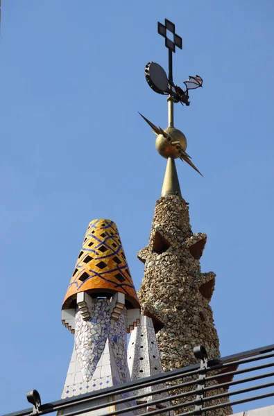 Nahaufnahme Verschiedener Farbiger Schornsteine Auf Dem Dach Des Gell Palace — Stockfoto
