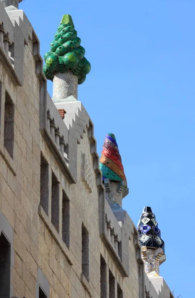 Nahaufnahme Verschiedener Farbiger Schornsteine Auf Dem Dach Des Gell Palace — Stockfoto