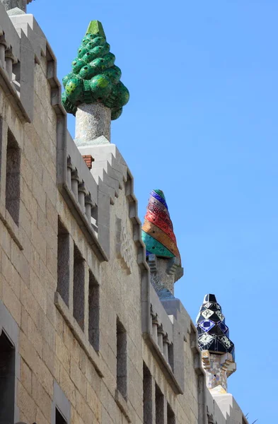 Primo Piano Vari Camini Colorati Sul Tetto Palazzo Gell — Foto Stock