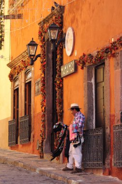 San Miguel de Allende, Meksika - 25 Aralık 2019 San Miguel de Allende şehir merkezinde seyyar satıcı
