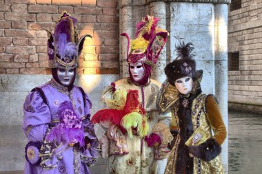 Venedik, İtalya - 10 Şubat 2018: Venedik kostümlü üç kişi Venedik, İtalya Karnavalı 'na katılıyor