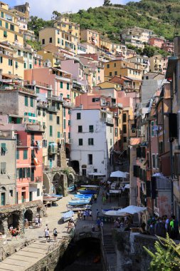 Riomaggiore, İtalya - 21 Temmuz 2020: Cinque Terre National Par 'ın beş kasabasından biri olan Riomaggiore şehri