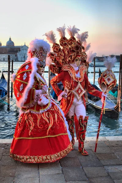 Veneza Itália Fevereiro 2018 Duas Pessoas Trajes Venezianos Frequentam Carnaval — Fotografia de Stock