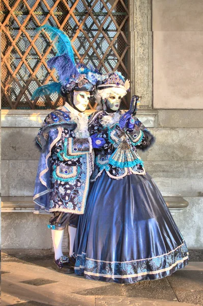 Βενετία Ιταλία Φεβρουαρίου 2018 Δύο Άτομα Βενετσιάνικη Ενδυμασία Παρακολουθούν Καρναβάλι — Φωτογραφία Αρχείου