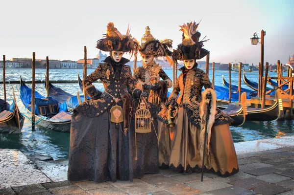 2018年2月10日 三名身穿威尼斯服装的人参加意大利威尼斯狂欢节 免版税图库照片
