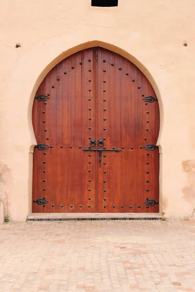 メクネス モロッコでアラビア語のオリエンタル スタイルのドア — ストック写真
