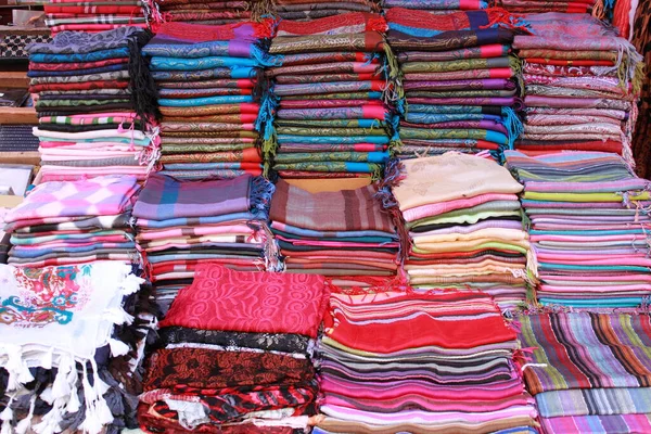 在一家时装店出售精品羊绒围巾大堆 — 图库照片
