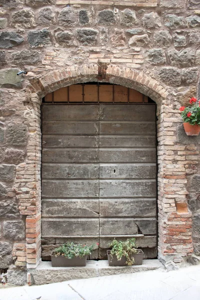 Starożytne Drewno Frontowe Drzwi Starego Średniowiecznego Domu — Zdjęcie stockowe