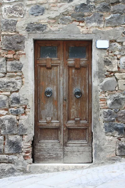 Μπροστινή Πόρτα Ξύλινη Μεσαιωνικό Στυλ Τετράγωνο — Φωτογραφία Αρχείου