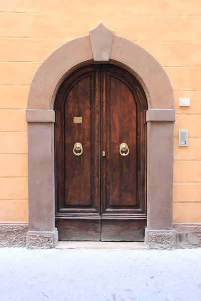 Renaissance Und Eingelassene Haustür — Stockfoto