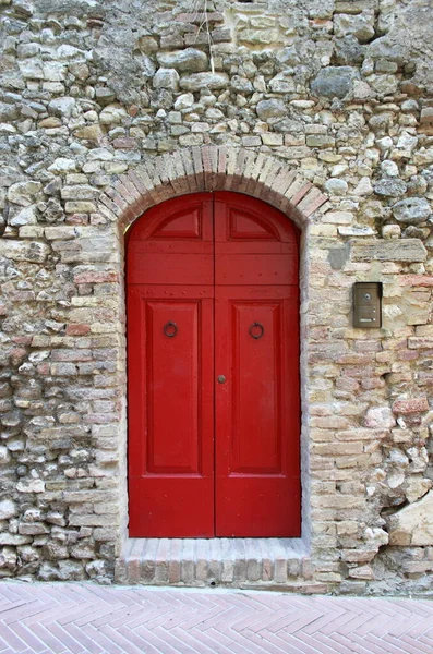 木製の中世様式の正面玄関 — ストック写真