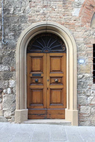 Ренесанс Вкладені Вхідні Двері Решіткою — стокове фото