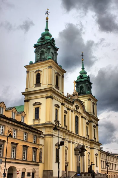 波兰华沙旧城区Krakowskie Przedmiescie街的巴洛克圣十字教堂的前景 — 图库照片